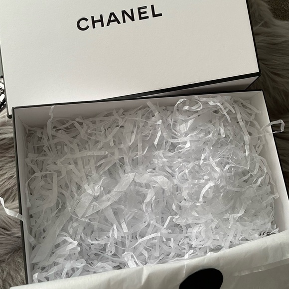 ✨Chanel Lotion and Extras (all shown) ✨ - Picture 9 of 11